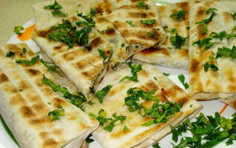 1. Этап. Лаваш с сулугуни и зеленью: Запекайте лаваш в духовке 10 минут при 200 градусах.