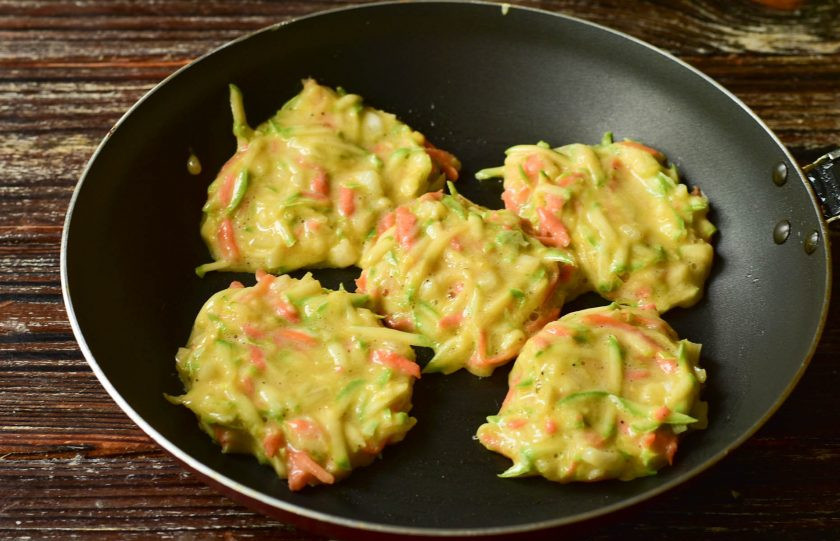 1. Этап. Оладьи из кабачков для диабетиков: На сухую сковороду выложите ложкой оладьи.