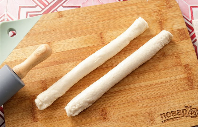1. Этап. Ютаза: Сверните тесто в рулет, края можно защипнуть.