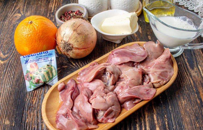 1. Этап. Паштет из куриной печени с апельсиновым желе: Подготовьте все необходимые ингредиенты для приготовления паштета.