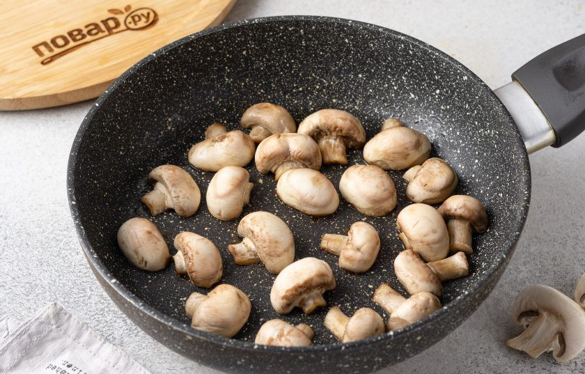 1. Этап. Сорго с грибами и овощами: Шампиньоны помойте и обсушите, разрежьте пополам. Если грибы крупные, нарежьте их пластинами. Обжарьте в небольшом количестве масла с двух сторон до золотистого цвета, а в конце подсолите и поперчите по вкусу.