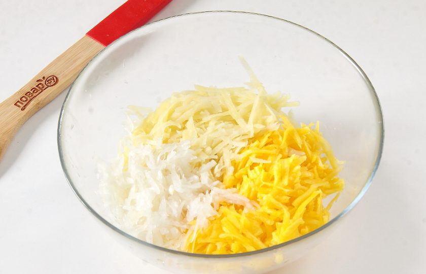 1. Этап. Тыквенные рулетики с печенью: Натрите на крупной терке оставшуюся луковицу, картофель и тыкву.