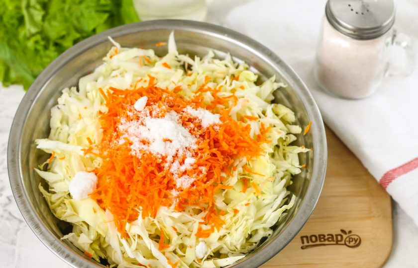 1. Этап. Молодая квашеная капуста: Всыпьте соль и аккуратно перемешайте все содержимое емкости, но без нажима, как это делается с поздними сортами капусты. Молодая капуста — нежная, она и так выпустит сок при засолке.