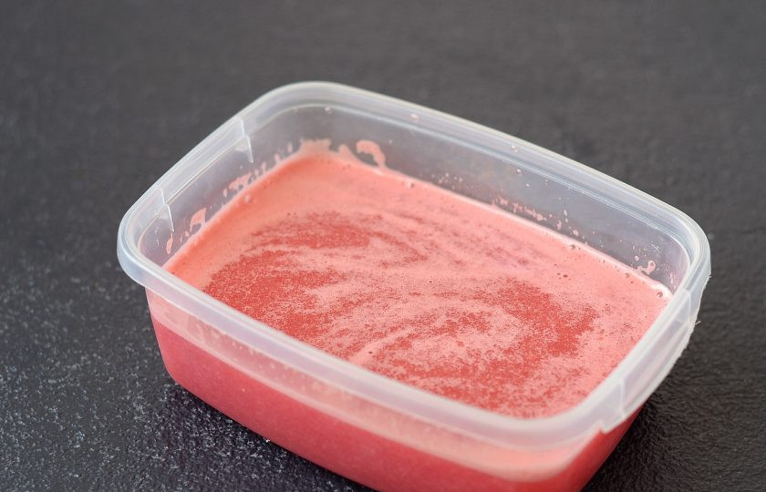 1. Этап. Арбузная гранита: Перелейте арбузное пюре в пищевой контейнер. Добавьте сок лайма и сахар, если требуется. Перемешайте. Уберите в морозилку на 4-5 часов.