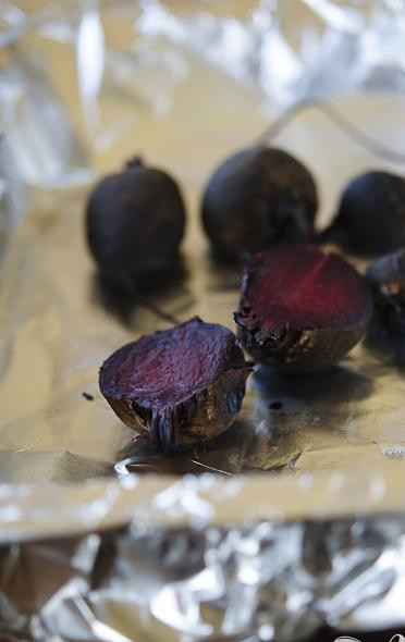 1. Этап. Свекольное суфле с апельсиновым курдом: 1. В первую очередь запечем свеклу (чистить ее не надо). Разогреваем духовой шкаф до температуры сто восемьдесят градусов, и отправляем туда свеклу, завернутую в фольгу, а можно просто накрыть фольгой форму. Запекаем приблизительно один час, может чуть больше.