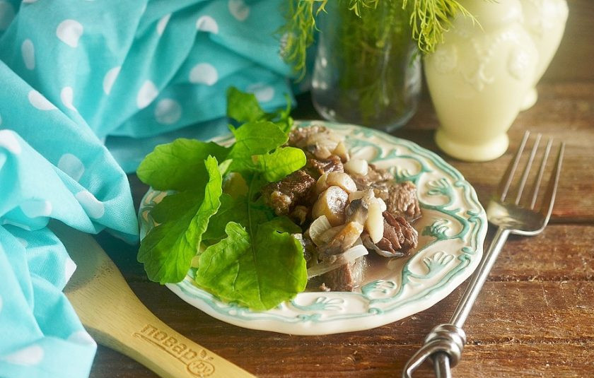 1. Этап. Говядина, тушенная с грибами и бренди-соусом: 8. За 10 минут до готовности добавьте муку, разведенную в воде и снимите сковороду с огня через 1 минуту. Приятного аппетита!