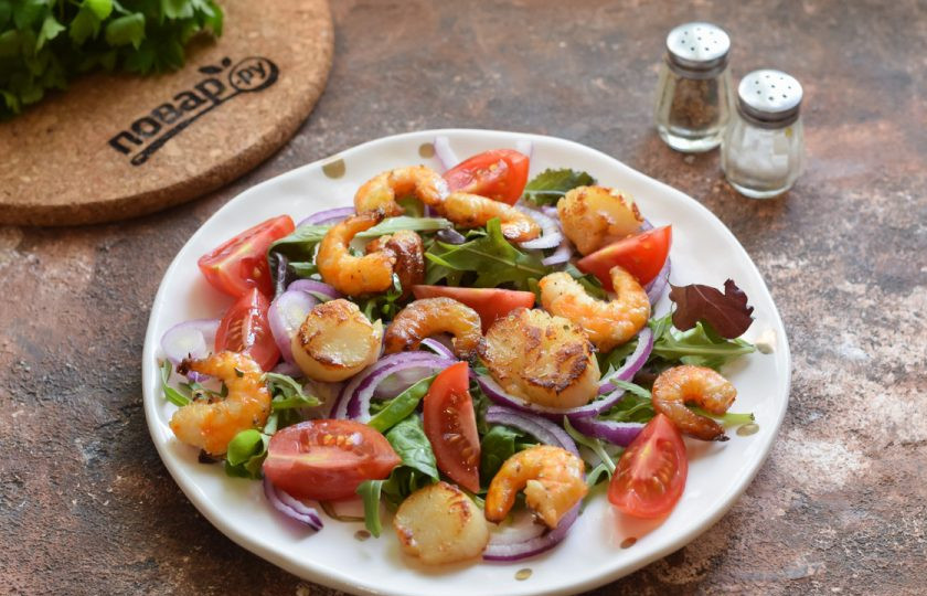 1. Этап. Салат из гребешков с рукколой: Выложите все морепродукты в салат, заправьте все маслом и лимонным соком, соль и перец добавьте по вкусу. Подавайте салат к столу сразу.