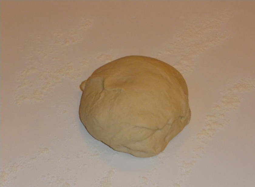 1. Этап. Пампушки в мультиварке: Первым делом вам нужно просеять муку и соединить ее с разрыхлителем. Высыпьте их в миску, добавьте дрожжи, влейте туда воду и две столовые ложки масла. Добавьте соль, сахар. Перемешайте и замесите эластичное тесто.