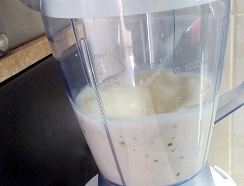 1. Этап. Абрикосы с кефиром: 5. Взбиваем до полного измельчения абрикосов и кинзы. Масса должна получиться однородной, с небольшой пенной шапочкой.