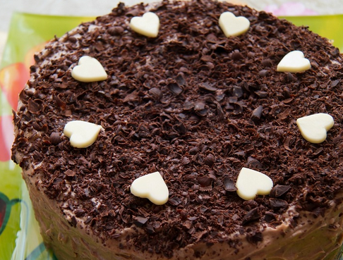 1. Этап. Торт Микадо: Сверху присыпаем торт тертым шоколадом, ставим в холодильник для застывания на 8 часов.