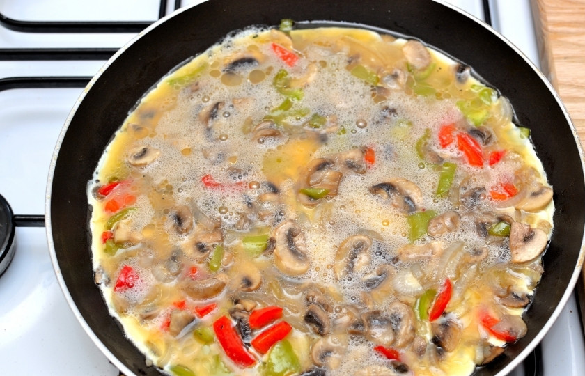 1. Этап. Омлет с сыром и овощами: Жарьте омлет с овощами с обеих сторон.