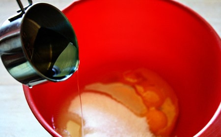 1. Этап. Тортик с клубникой: 6. В глубокой мисочке соедините желтки с сахаром и растительным маслом.