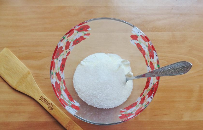 1. Этап. Сметанный торт без яиц: Добавьте сахар.