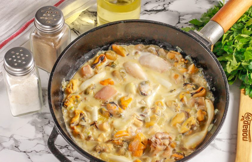 1. Этап. Морепродукты в чесночном соусе: Потушите все примерно 2-3 минуты, но не более, чтобы сметана не свернулась.