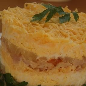 Салат с ананасом и копченой курицей
