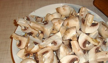 1. Этап. Тушеное мясо с грибами: 2. Затем нарезаем грибы. Я решила использовать шампиньоны, поскольку они не нуждаются в дополнительной обработке и готовятся очень быстро.