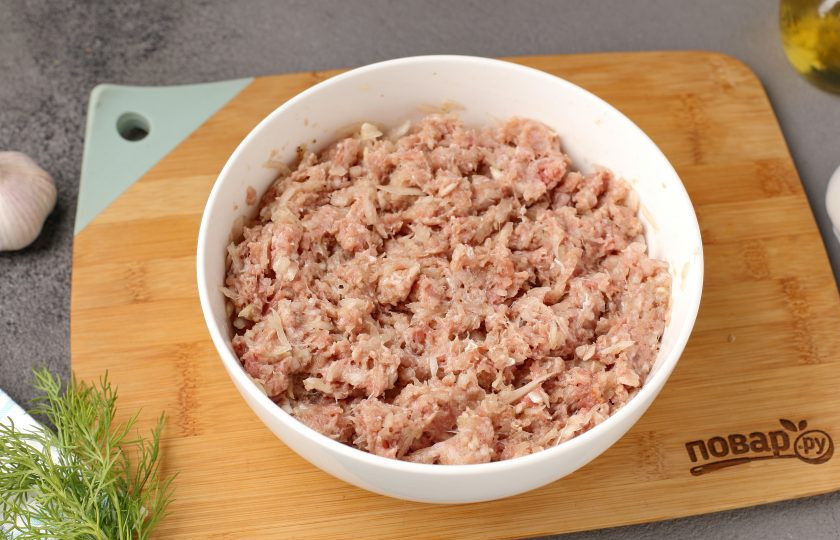 1. Этап. Сибирские пельмени с чесноком: Хорошо всё перемешайте.