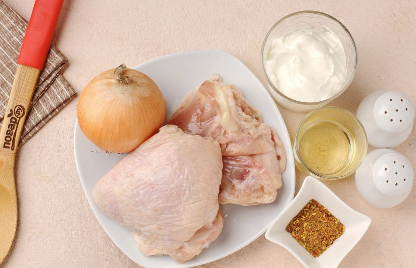 1. Этап. Куриные бёдра в сметанном соусе в духовке: Подготовьте все ингредиенты.