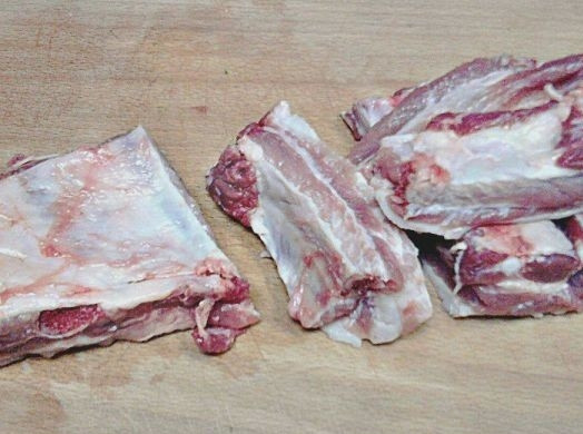 1. Этап. Свиные ребрышки с черносливом: Свиные ребрышки тщательно промываем под холодной водой и нарезаем на порционные кусочки.