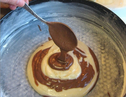 1. Этап. Бисквитный пирог Зебра: 3. Теперь опять разделим тесто на две части, и в одну из них добавим какао. А теперь в форму для выпечки, смазанную маслом, выливаем примерно по ложке-две сначала белого теста, а потом коричневого, и так чередуем.