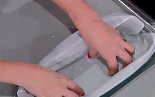 1. Этап. Манная запеканка: Духовку нагрейте до 200 градусов. Форму для выпечки застелите пергаментной бумагой.