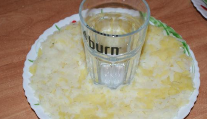 1. Этап. Салат Гранатовый браслет рецепт классический: Вокруг стакана выкладываем слой картофеля.