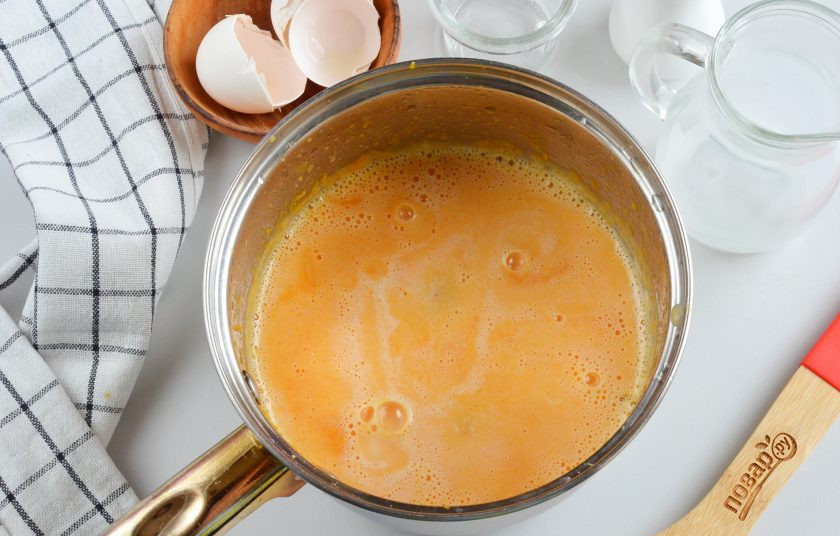 1. Этап. Блины с тыквой: Влейте холодное молоко, перемешайте, добавьте яйца, соль, сахар. Блендером хорошенько взбейте.