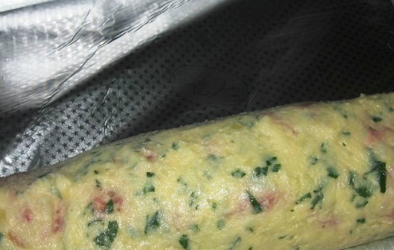 1. Этап. Мясной рулет в картофельной оболочке: Сворачиваем наш рулет при помощи пленки. Рулет перекладываем в фольгу, а пленку убираем. Плотно заворачиваем мясной рулет в фольгу со всех сторон. Бросаем в кипящую воду и варим около часа.
