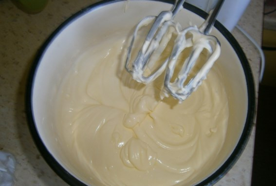 1. Этап. Тирамису с вишней: Добавьте сыр маскарпоне и еще раз взбейте все. Крем на глазах загустеет.