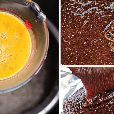 1. Этап. Шоколадные пирожные с теплым шоколадным соусом: 2. Добавить миндальную муку и слегка взбитые яйца, тщательно взбить до однородности. Вылить смесь в подготовленную форму и выпекать в течение 25-30 минут.