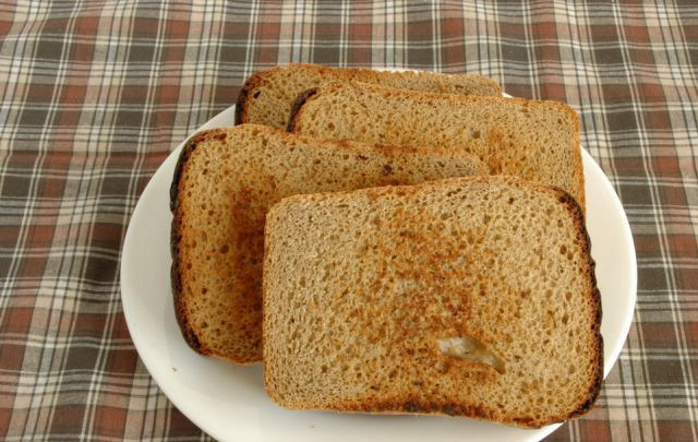 1. Этап. Гренки с грибами: Хлеб слегка обжарить/подсушить на сухой сковородке с обеих сторон.