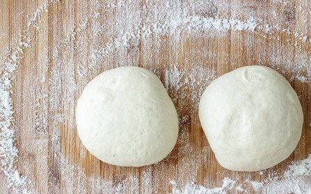 1. Этап. Пицца для любимых: 2. Тесто разделите пополам. Каждую часть тоненько раскатайте.