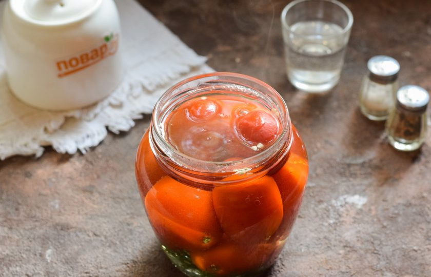 1. Этап. Консервированные помидоры чили на зиму без стерилизации: Доведите до кипения чистую воду, залейте крутой кипяток в банку. На горлышко банки набросьте крышку и оставьте на 10 минут. Спустя время воду слейте в кастрюлю, доведите до кипения и верните в банку, снова оставьте на 10 минут в покое.