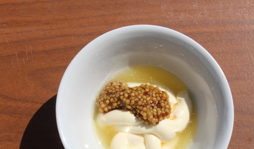 1. Этап. Картофельный салат: В чашу выложить майонез, горчицу, влить 2 столовые ложки маринада из-под огурцов. Перемешать.