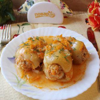 Перец фаршированный мясом и кабачками