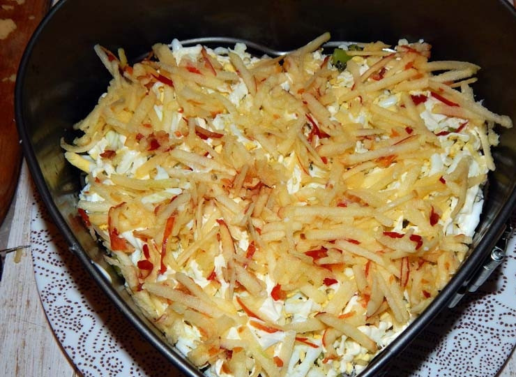 1. Этап. Салат с киви и ветчиной: Следующим слоем натрите яблоко.