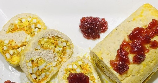 1. Этап. Рулет из фарша индейки с овощами и яйцами: Или добавить соус по вкусу, у меня готовый соус клюквенный