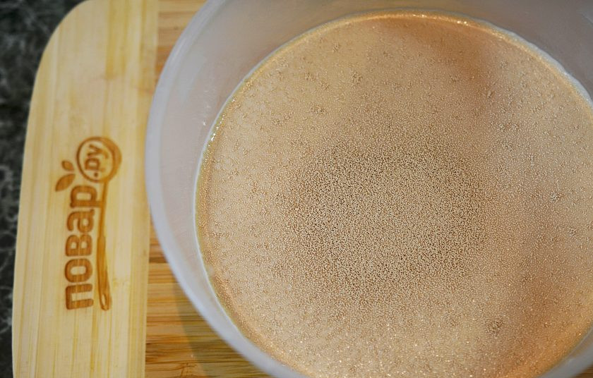 1. Этап. Орлеанские оладьи: 1. Дрожжи растворите в теплом молоке или воде.