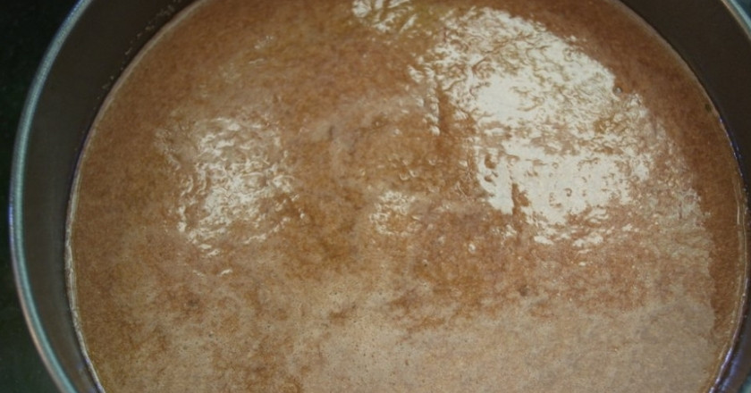 1. Этап. Шоколадный манник с карамельными яблоками: 6. Заливаю яблоки ранее приготовленным тестом и выпекаю в разогретом до 200 градусов духовом шкафу 40 минут.