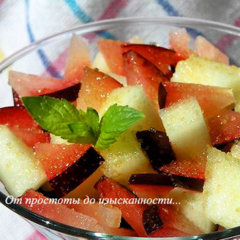 Шоколадно-дынный десерт со сливой