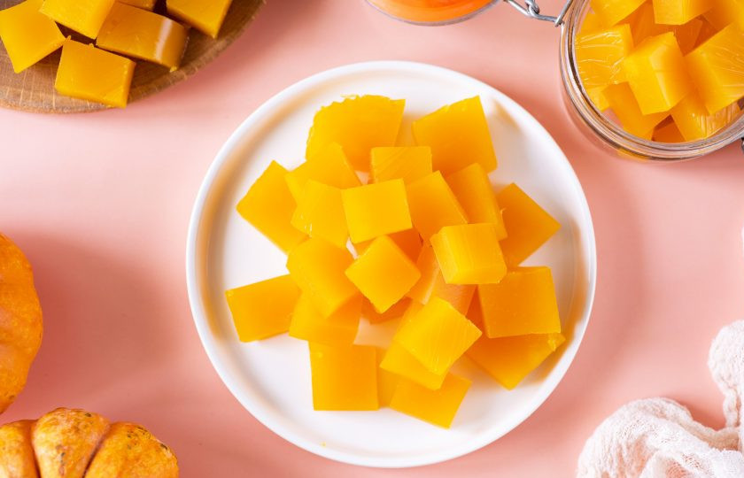 1. Этап. Мармелад из тыквы с желатином в домашних условиях: Застывший пласт тыквенного мармелада извлеките из формы, нарежьте на кубики произвольного размера и подавайте к столу. Приятного аппетита!