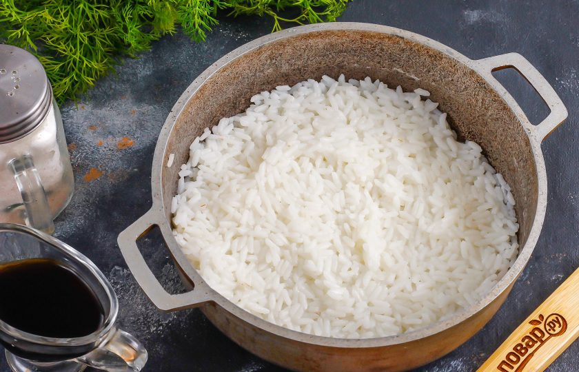 1. Этап. Темпура роллы: Рис промойте в воде и всыпьте в казан или ковш, добавьте соль и залейте горячей водой. Отварите примерно 12-15 минут до полуготовности. Прогрейте уксус с сахарным песком до растворения и всыпьте в емкость к рису. Аккуратно перемешайте и остудите рис примерно 20 минут.