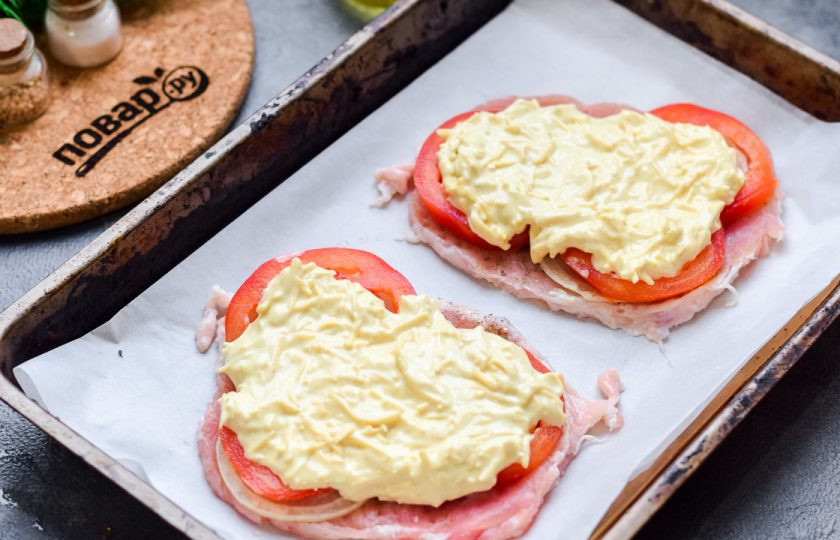 1. Этап. Мясо по-французски с горчичным соусом: Переложите отбивные на противень, поверх помидоров выложите подготовленный соус.