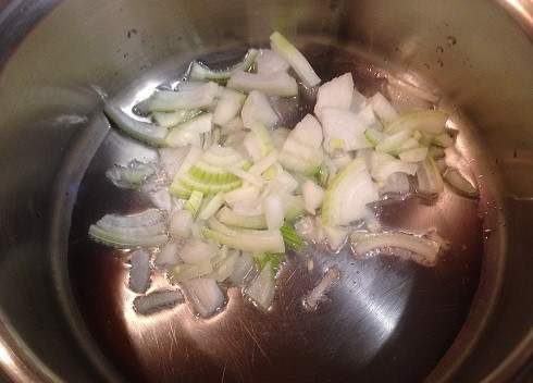 1. Этап. Суп с фасолью и шпинатом: 1. Разогреваем растительное масло в кастрюле и обжариваем нарезанный четверть кольцами лук до прозрачности.