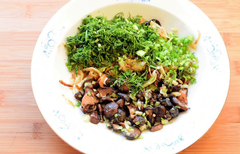 1. Этап. Быстрый пирог с маслятами: Пекинскую капусту – нижнюю часть – нашинкуйте соломкой и обжарьте на масле вместе с репчатыми луком. Посолите и поперчите по вкусу. Добавьте жареные маслята, рубленную зелень укропа и лука. Остудите начинку перед формовкой пирога.