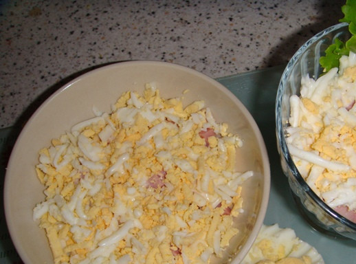 1. Этап. Салат с консервированными ананасами: Второй слой сделайте из отваренных вкрутую и натертых на крупной терке яиц. Этот слой, как и следующий, также промажьте майонезом.
