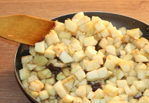 1. Этап. Пирожки с яблочной начинкой: 13. Когда сок на половину испарится, всыпаем крупу (2 ст. л.), перемешиваем и снимаем с огня. Начинка получается густая без сока.