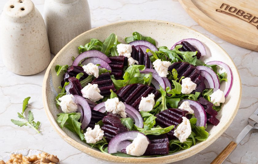 1. Этап. Салат со свеклой и сливочным сыром: С помощью чайной ложки выложите сливочный сыр кусочками в миску.