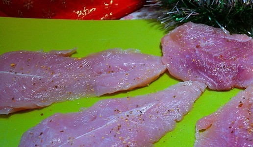 1. Этап. Рулеты-котлеты: Индейку разрезать : малое филе на два пласта, а стейк надрезать с одной стороны и развернуть в пласт. Можно взять что то одно. Мясо посыпать смесью перцев.