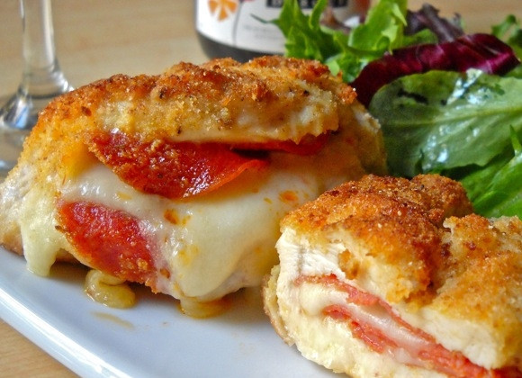 1. Этап. Куриные грудки, фаршированные сыром и пепперони: 7. Подавайте грудки сразу из духовки.